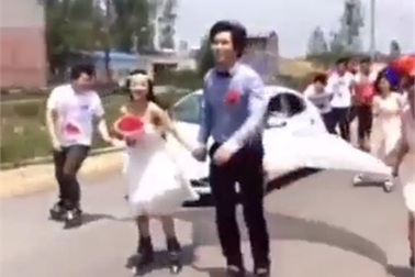 Cộng đồng mạng trầm trồ đám cưới patin siêu lãng mạn