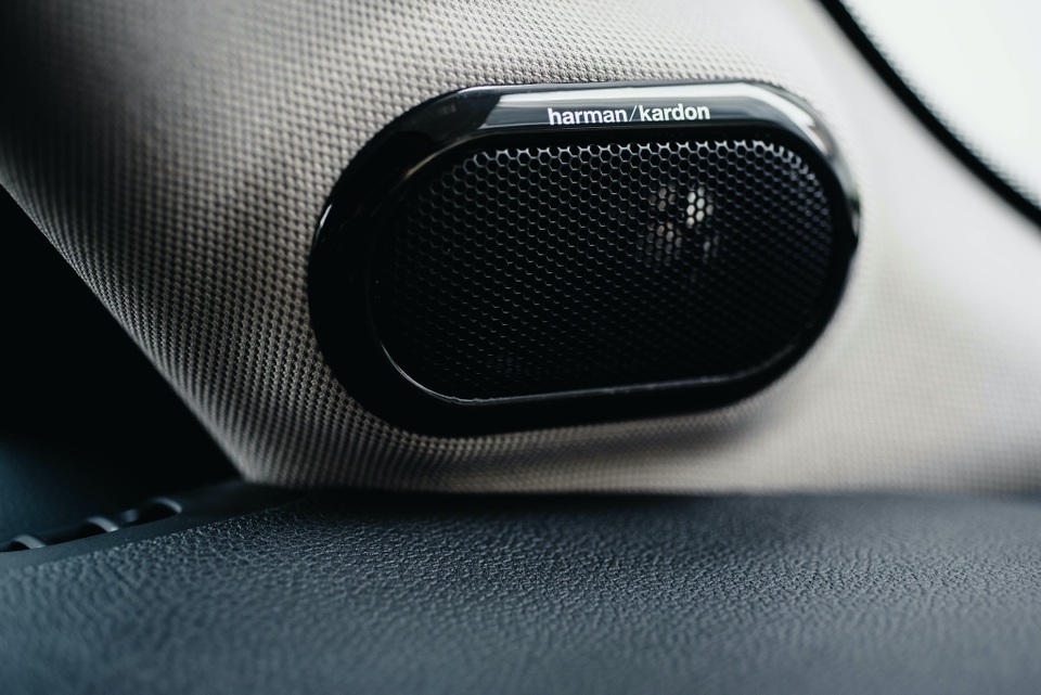 Mini Cooper và One có bản nâng cấp: Xe nhỏ cho nhà giàu Việt - 8 Mini Cooper và One có bản nâng cấp: Xe nhỏ cho nhà giàu Việt - 8