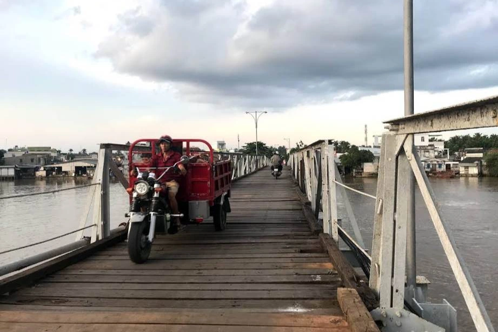 Tài xế xe tải bị nước cuốn mất tích khi cứu bé 4 tuổi rơi xuống sông - 1 Tài xế xe tải bị nước cuốn mất tích khi cứu bé 4 tuổi rơi xuống sông - 1