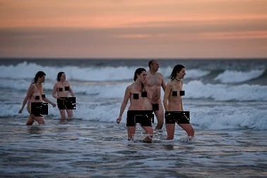 Hàng trăm người cùng tắm biển khỏa thân để gây quỹ từ thiện