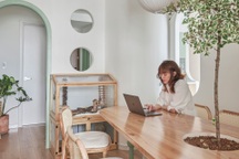 Độc đáo căn chung cư thông tầng, gia chủ chi bộn tiền... trồng cây trên bàn