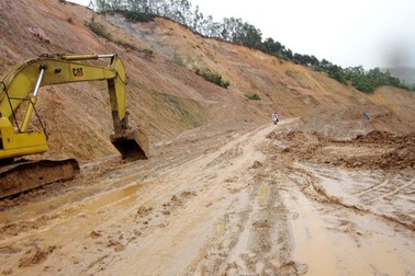 Lũ cuốn trôi xe máy cùng 650 triệu đồng lương hưu