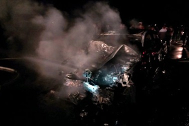 Đâm vào đuôi xe tải, xe 4 chỗ cháy rụi 