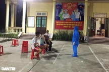 Nữ y tá rơi nước mắt khi gặp con đi lấy mẫu xét nghiệm trong khu phong tỏa