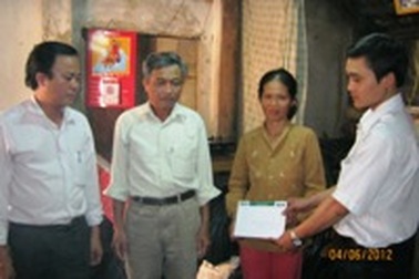 Trao thêm 2 triệu đồng đến cậu bé da cam 