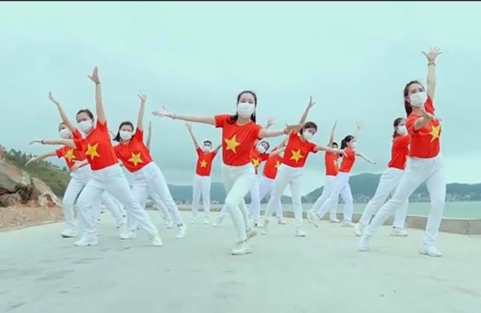 Ấn tượng với video “Việt Nam ơi, đánh bay Corona” của bác sĩ xứ Nghệ - 1 Ấn tượng với video “Việt Nam ơi, đánh bay Corona” của bác sĩ xứ Nghệ - 1