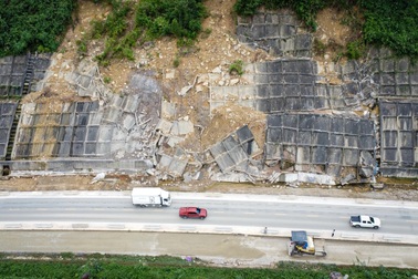 Mái chống sạt lở vỡ vụn, nằm "vắt vẻo" trên cao tốc La Sơn - Túy Loan