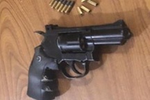 Người đàn ông Đài Loan trốn truy nã thủ "hàng nóng" phòng thân