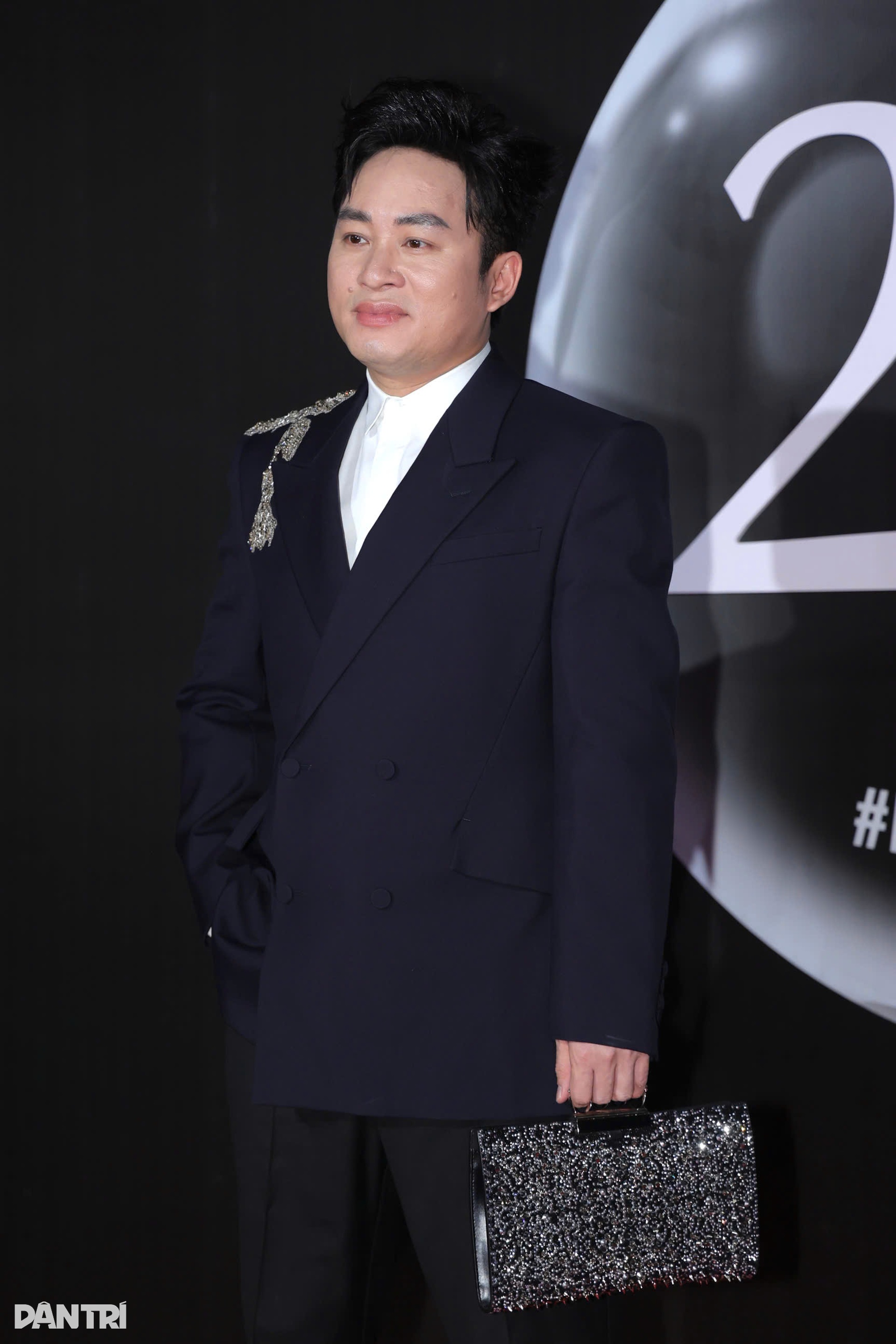 Tùng Dương “chặt chém” thảm đỏ với trang phục hàng hiệu giá nửa tỷ đồng - 6 Tùng Dương “chặt chém” thảm đỏ với trang phục hàng hiệu giá nửa tỷ đồng - 6