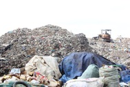 Dân khốn khổ vì núi rác khổng lồ
