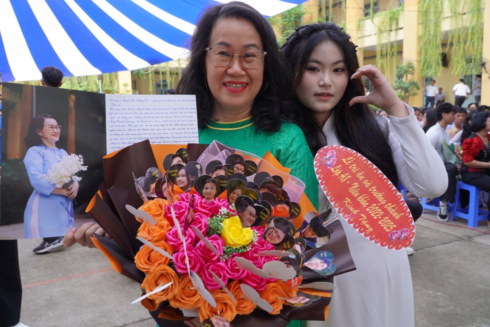 Nữ sinh lớp 12 bật khóc trong lễ tri ân: Em không muốn đơn độc nữa... - 15 Nữ sinh lớp 12 bật khóc trong lễ tri ân: Em không muốn đơn độc nữa... - 15