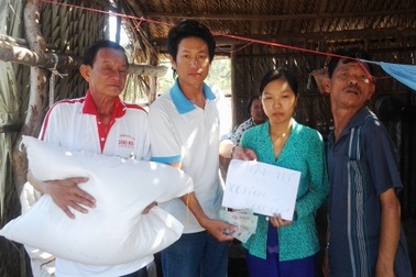 Trao nóng 100 ký gạo và 5 triệu đồng đến 4 cha con em Ngọc Nữ