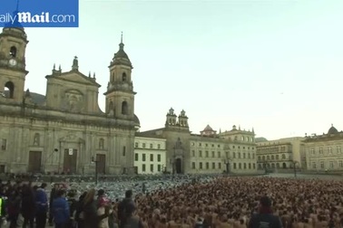 6.000 người Colombia tham gia một buổi chụp hình khỏa thân của ông Spencer