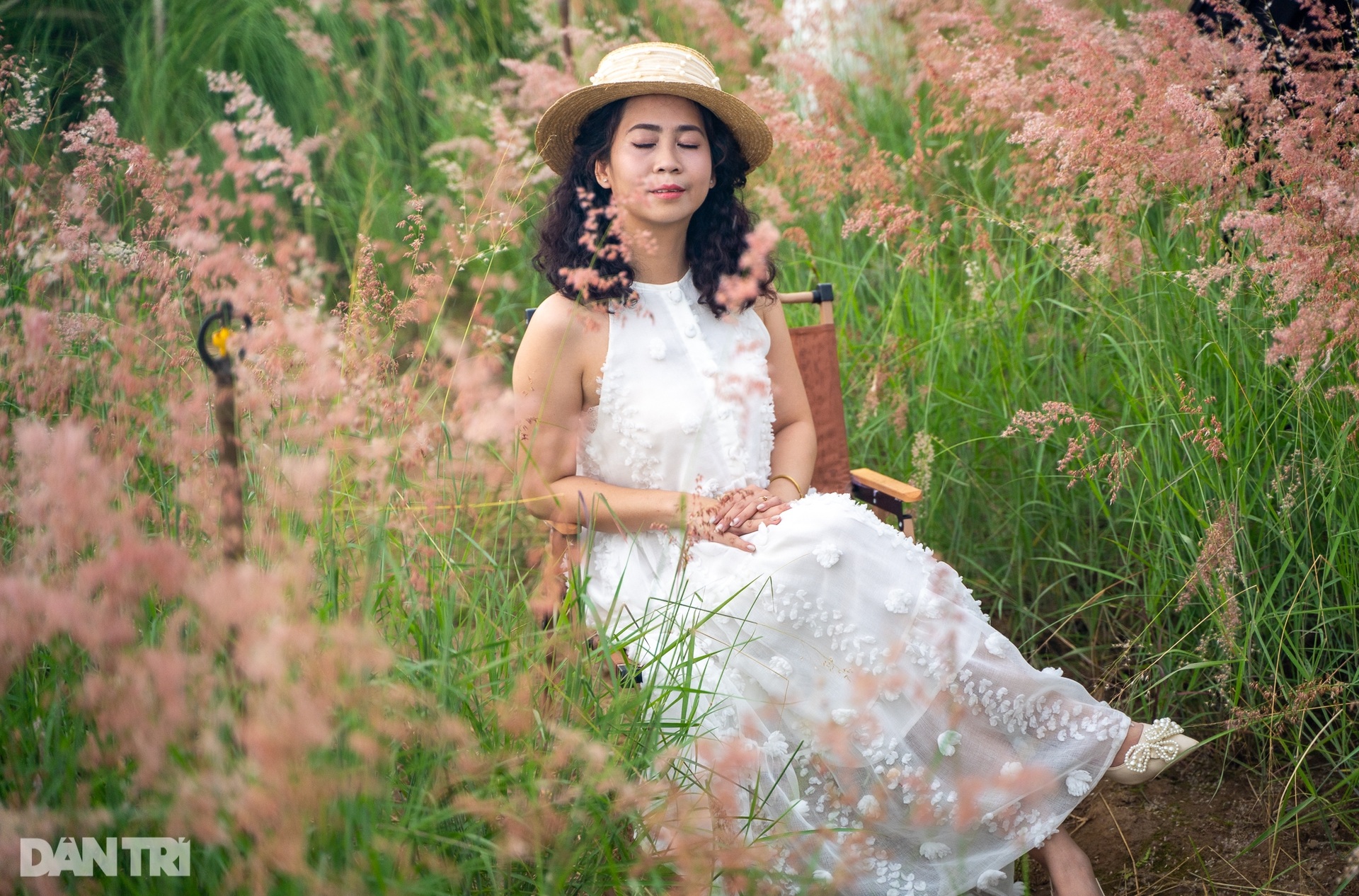 យុវជនសម្រុកថតរូបនៅវាលស្មៅពណ៌ផ្កាឈូកនៅជើងស្ពាន Long Bien - ៤ Giới trẻ đổ xô về chụp ảnh tại bãi cỏ hồng dưới chân cầu Long Biên - 4