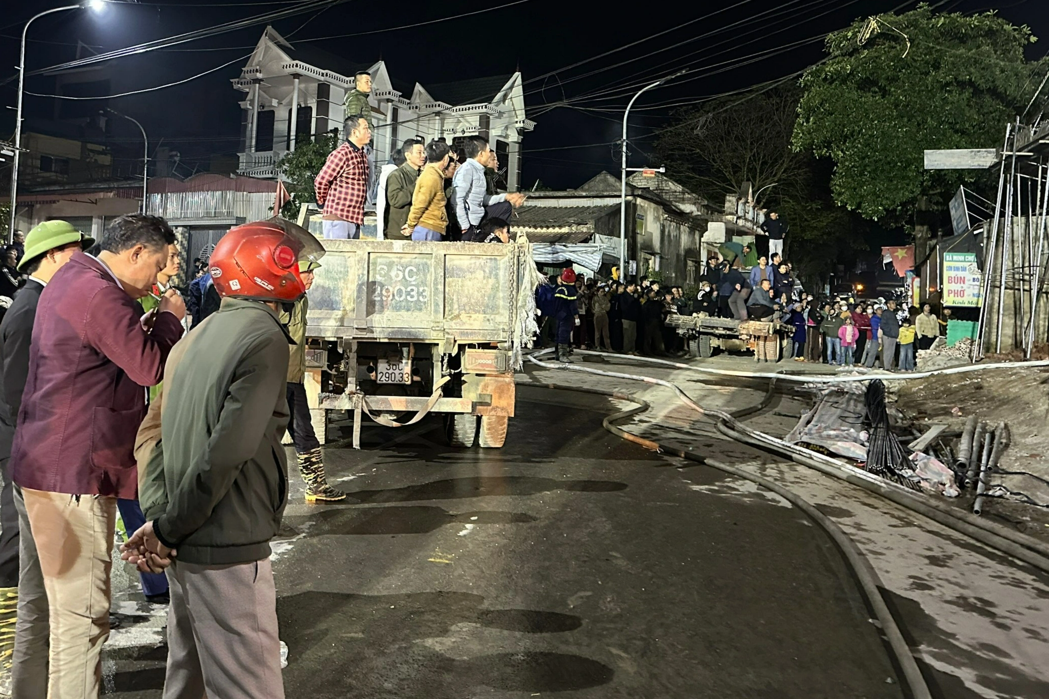 Cảnh sát dò âm, cắt thép, đào bê tông tìm nạn nhân vụ sập giàn giáo - 7