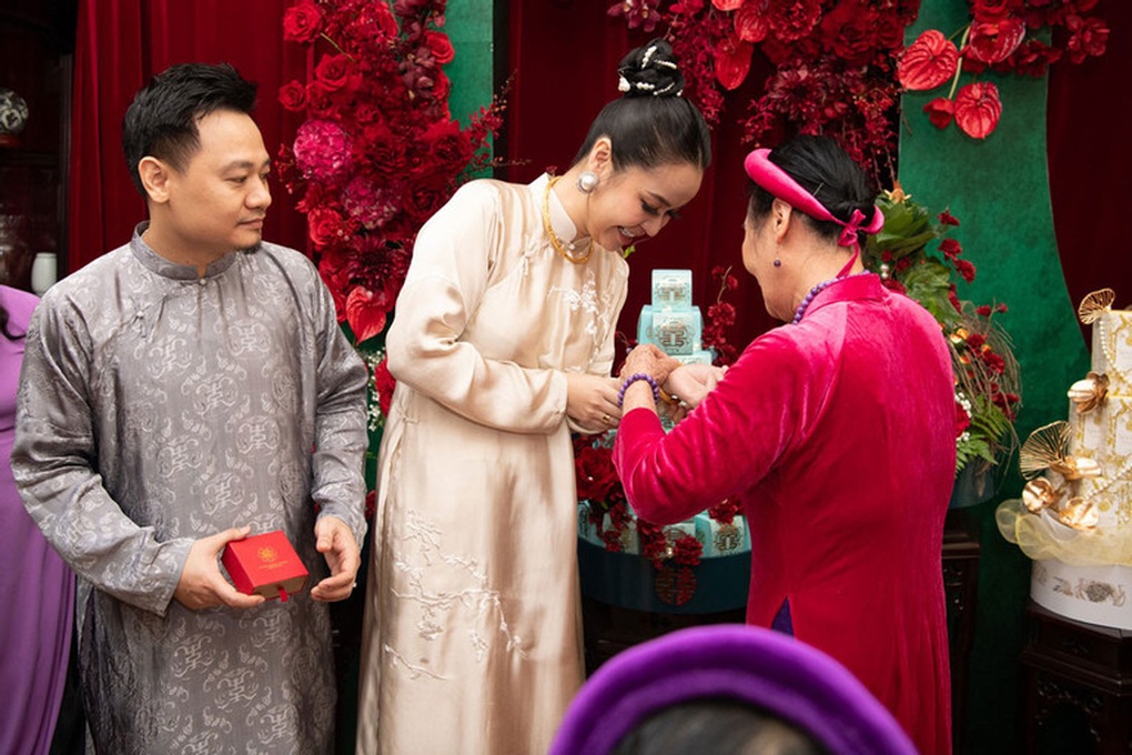 Vũ Hạnh Nguyên mặc đồ thể thao, lái mui trần ở lễ ăn hỏi Nguyễn Đức Cường - 6 Vũ Hạnh Nguyên mặc đồ thể thao, lái mui trần ở lễ ăn hỏi Nguyễn Đức Cường - 6