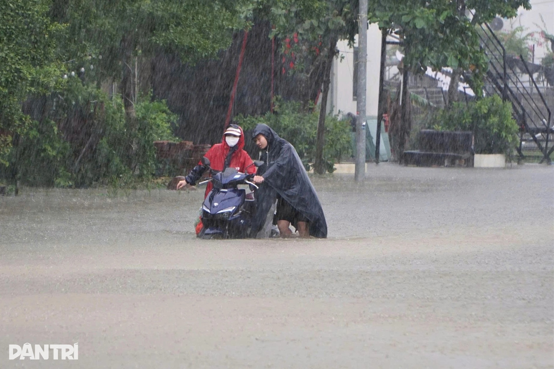 Nước dâng cao ngang người, dân cuống cuồng cứu tài sản - 3 Nước dâng cao ngang người, dân cuống cuồng cứu tài sản - 3