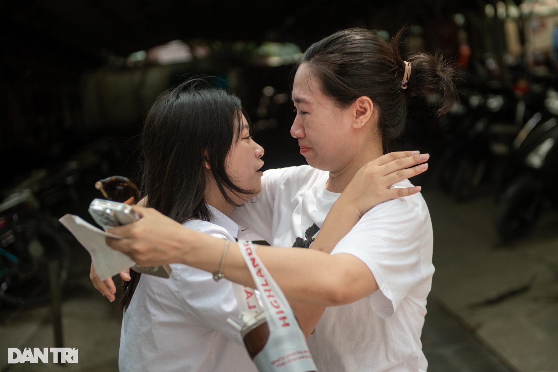 Phụ huynh òa khóc ôm con gái khi nghe “con làm được rồi” - 11 Phụ huynh òa khóc ôm con gái khi nghe “con làm được rồi” - 11