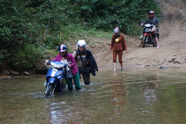 Lội 6 con suối để “gieo chữ” cho học trò vùng biên