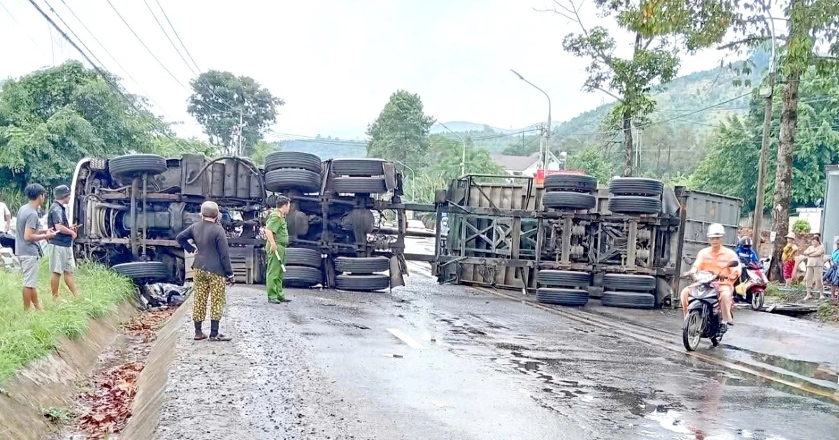 Xe container lật nghiêng, chắn ngang quốc lộ 20