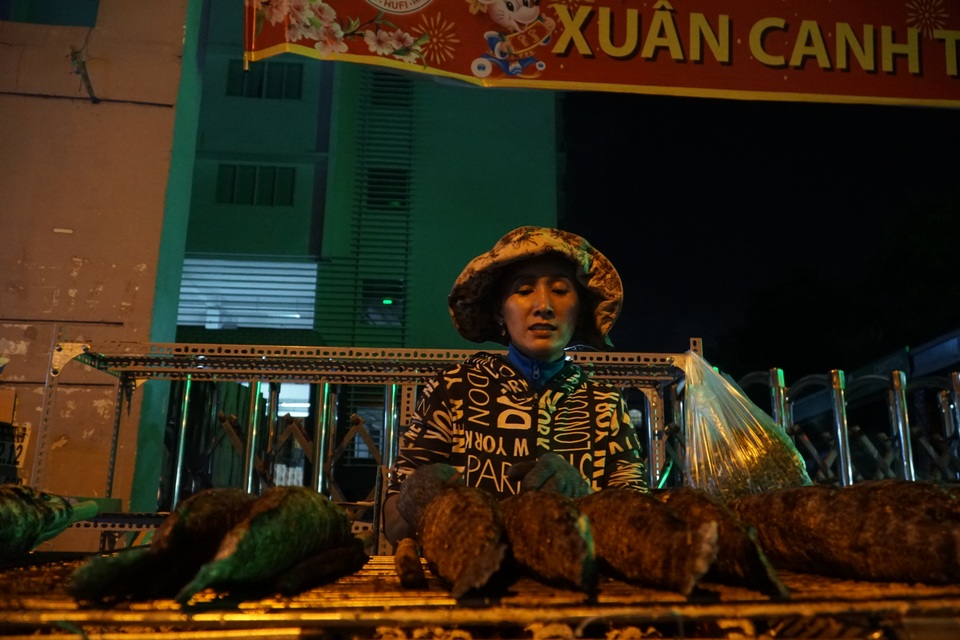 Phố cá lóc nướng thức trắng đêm chuẩn bị cho ngày vía Thần Tài - 5 Phố cá lóc nướng thức trắng đêm chuẩn bị cho ngày vía Thần Tài - 5