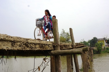 “Đánh cược” mạng sống trên cây cầu gần 40 năm tuổi