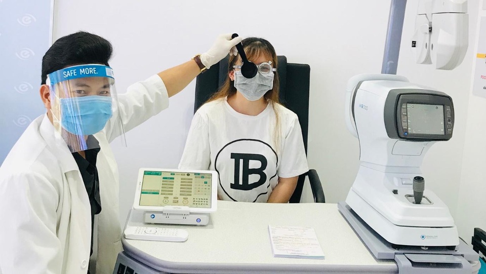 Đảm bảo an toàn vệ sinh khi đo mắt, đổi kính thuốc cùng Essilor - 3 Đảm bảo an toàn vệ sinh khi đo mắt, đổi kính thuốc cùng Essilor - 3