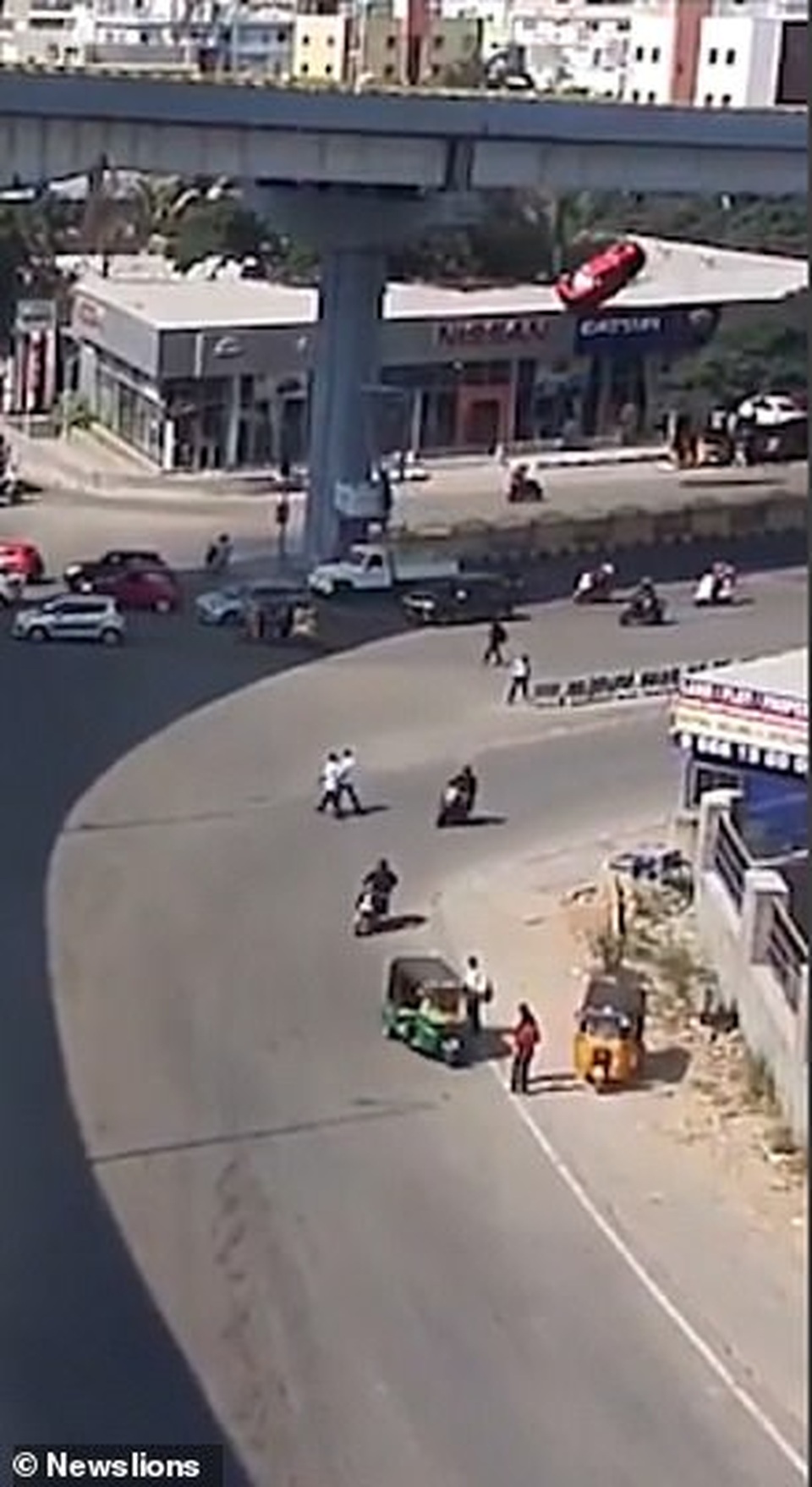 Kinh hoàng khoảnh khắc xe văng khỏi cầu vượt đâm chết người đi bộ - 1 Kinh hoàng khoảnh khắc xe văng khỏi cầu vượt đâm chết người đi bộ - 1