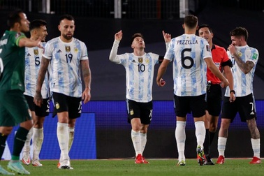 Messi vượt thành tích của Pele sau cú hattrick giúp Argentina thắng đậm