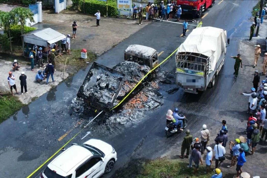 Va chạm với xe máy trên quốc lộ, xe tải chở tôm cháy rụi, 2 người tử vong - 1