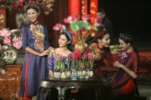 Áo dài tuyệt đẹp trong đêm huyền ảo tại Văn Miếu