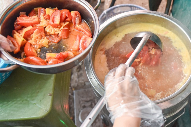 Quán bún cá chấm bán 300 bát/ngày, khách xếp hàng đợi thưởng thức - 11 Quán bún cá chấm bán 300 bát/ngày, khách xếp hàng đợi thưởng thức - 11