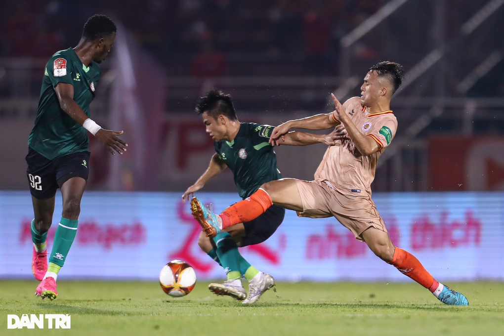 Đánh bại CLB TPHCM, CLB Công An Hà Nội tạm thời lên nhì bảng V-League - 4 Đánh bại CLB TPHCM, CLB Công An Hà Nội tạm thời lên nhì bảng V-League - 4