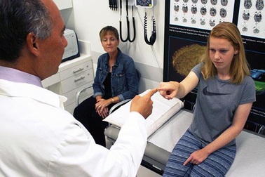 Bố mẹ không nên quá “bao bọc” những trẻ bị chấn động