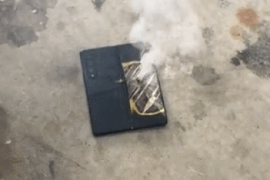 Smartphone gập Galaxy Z Fold3 phát nổ sau khi bị đánh rơi