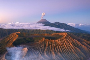 Núi lửa hút khách Việt ở Indonesia mở cửa sau cháy lớn, đón khách giới hạn