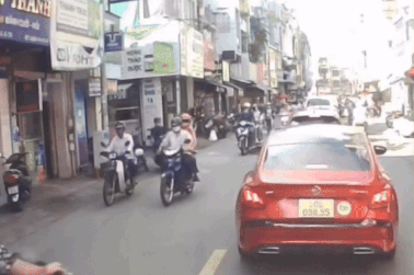 Đi ngược chiều đường, nam thanh niên còn hành hung người đi đúng