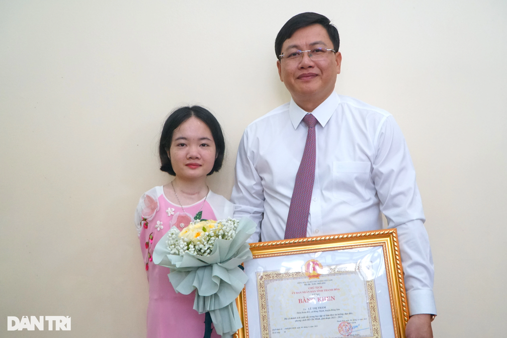 Cô giáo cầm bút bằng chân ở Thanh Hóa được tuyển dụng đặc cách - 5 Cô giáo cầm bút bằng chân ở Thanh Hóa được tuyển dụng đặc cách - 5