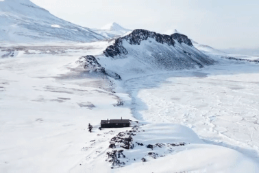 Đến thị trấn cấm không ai được phép chết, mặt trời không lặn suốt 4 tháng