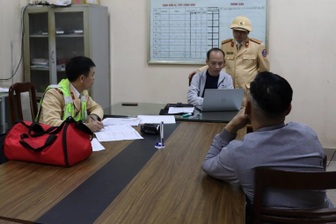 Bị CSGT tạm giữ xe vì "dính" cồn, người đàn ông lén lút lấy trộm lại xe máy