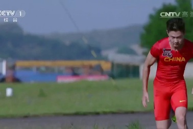 Vận động viên Trung Quốc đánh bại máy bay chiến đấu trên đường đua