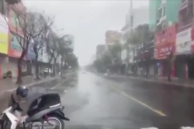 Bão số 9 đổ bộ, người đàn ông ở Đà Nẵng “oằn mình” trước gió để dắt xe