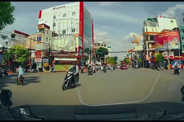 Người đi xe máy trượt ngã ngay trước mũi ô tô vì xe cùng chiều quẹt trúng