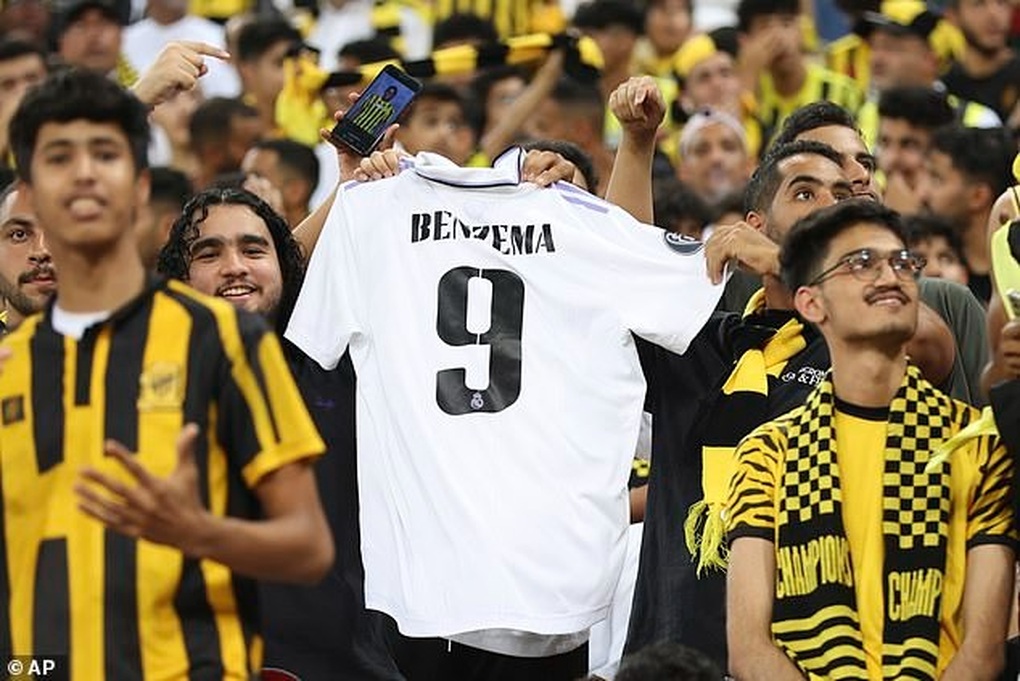 Benzema ra mắt hoành tráng hơn cả Ronaldo ở Saudi Arabia - 6