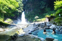 Tắm onsen ngầm dưới lòng đất tại "thác bảy nước"