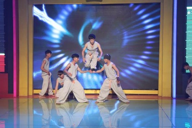 Quyền Linh "đứng hình" với “Hội thi chim” của Hoài Linh trên sân khấu