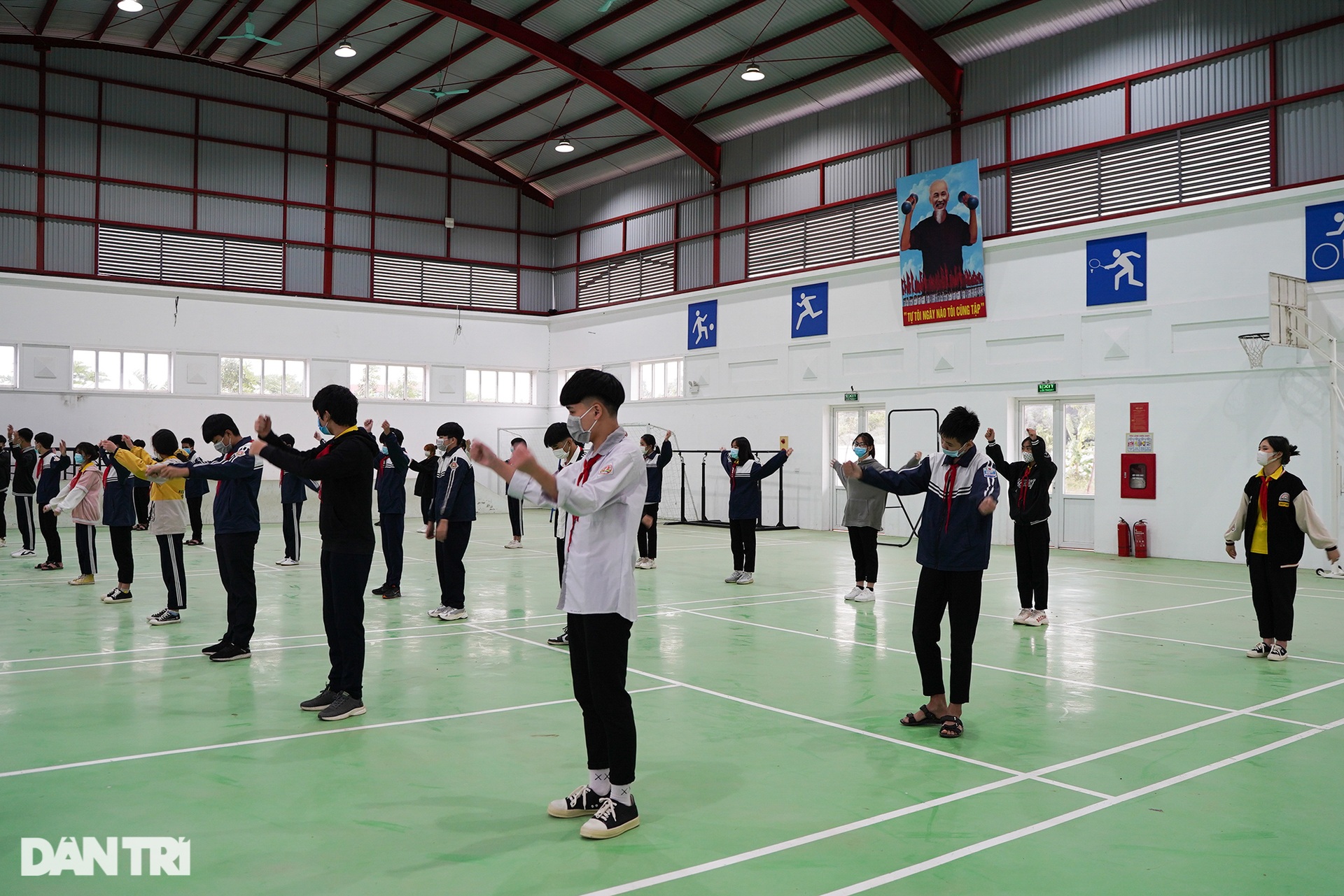 Học sinh lớp 9 của 17 huyện, thị xã ở Hà Nội đồng loạt trở lại trường học - 8 Học sinh lớp 9 của 17 huyện, thị xã ở Hà Nội đồng loạt trở lại trường học - 8