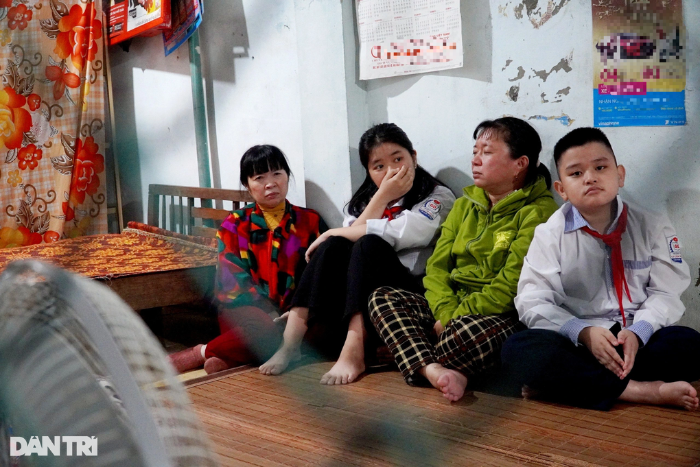 Người mẹ mù lòa khẩn cầu mọi người cứu giúp 2 đứa con - 1 Người mẹ mù lòa khẩn cầu mọi người cứu giúp 2 đứa con - 1