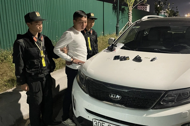 Bắt giữ người đàn ông tàng trữ súng và ma túy trên ô tô