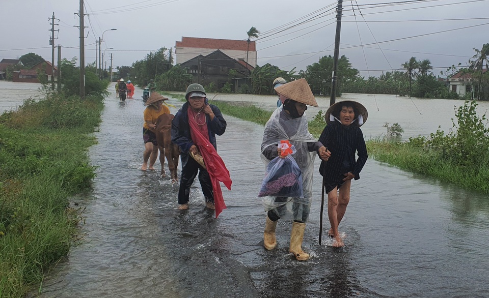 Phú Yên mưa lớn, lũ lên nhanh, dân vội vàng đi sơ tán - 6 Phú Yên mưa lớn, lũ lên nhanh, dân vội vàng đi sơ tán - 6